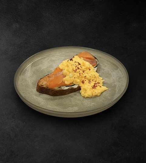 SALMON SCRAMBLE BRUSCHETTA